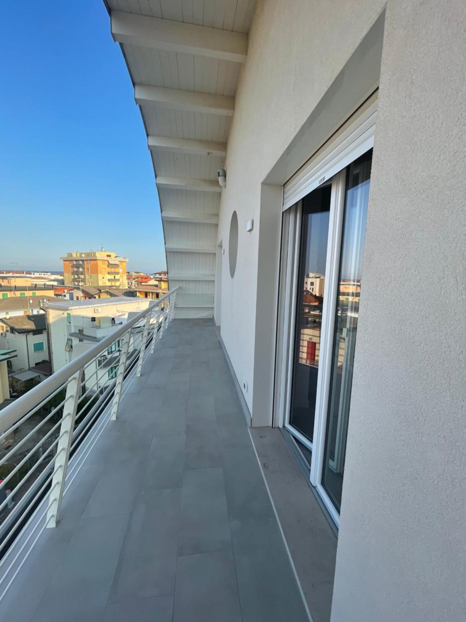 Woody Green Penthouse Sea View - Agenzia Cocal Каорле Экстерьер фото